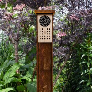 Een B&B voor wilde bijen, dat is het Bee & Bee Design Bijenhotel van Cortenstaal