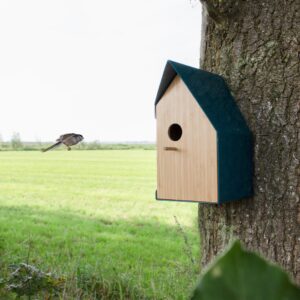 Het Happy Bird House Vogelhuisje is is een nestkastje om op te hangen.