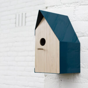 Het Happy Bird House Vogelhuisje is gemaakt van duurzaam bamboe en stevig metaal dat voorzien is van een poedercoating in de kleur petrol blauw.