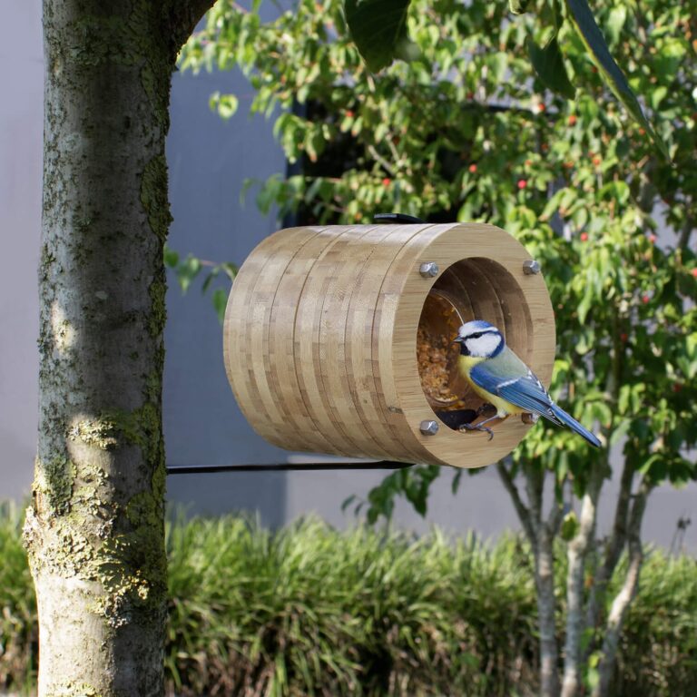 Een koolmees smult van de heerlijke vogelpindakaas. De pot ligt in de bamboe pindakaaspothouder Peanuts.