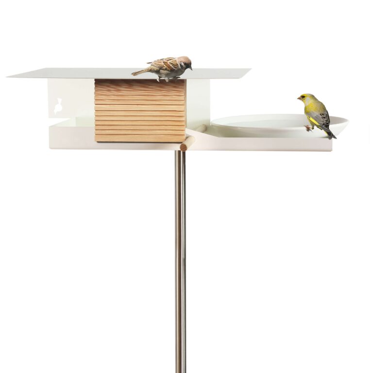 Deze witte Vogelvilla is met recht een Design vogelvoederhuis!