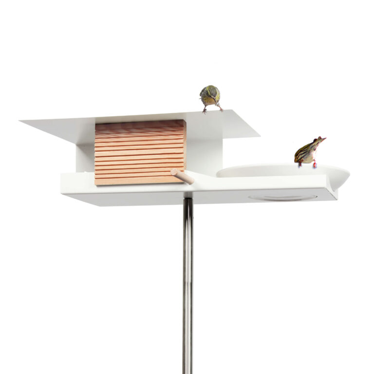 De Vogelvilla - Wit Design is een vogelhuis met een prachtig detail, namelijk een warme naturel houten wand. Dit geeft het strakke design meer warmte.