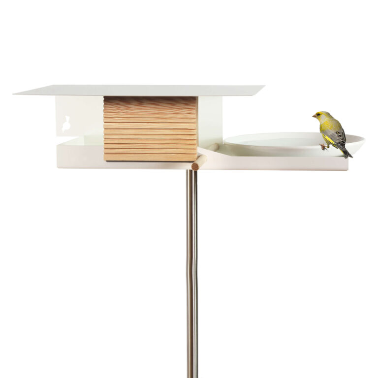 De witte design Vogelvilla is een vogelhuis met een grote porseleinen waterschaal waarin vogels kunnen badderen.