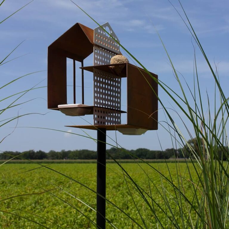 Het Tweet house cortenstaal vogelvoederhuis wordt geleverd met 2 kleine melanine schaaltjes waarin je zaden of water aan de vogels kunt aanbieden.