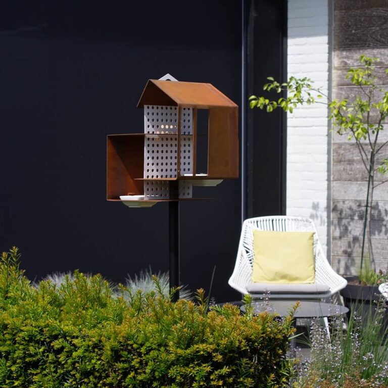 Doordat het Tweet house cortenstaal vogelvoederhuis 3 niveaus heeft waarop het vogelvoer kan worden aangeboden, heeft het een speels karakter.