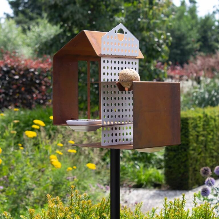 Het Tweet house cortenstaal vogelvoederhuis is een modern vogelhuis