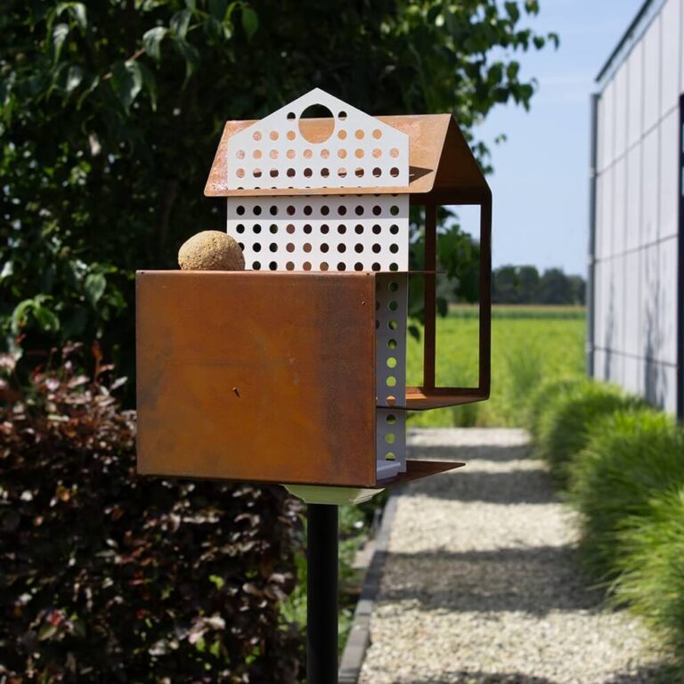 Het Tweet house cortenstaal vogelvoederhuis heeft een rooftopbar voor vogels waarin een mezenbol zonder netje gelegd kan worden.