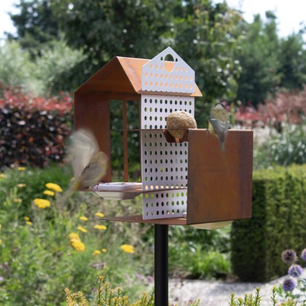 Het Tweet house cortenstaal vogelvoederhuis is een modern vogelhuis