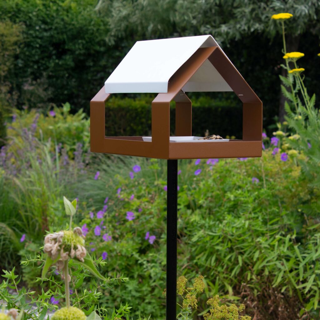Vogelvoederhuis The Barn geïnspireerd op een boerenschuur, modern metalen ontwerp op hoge paal