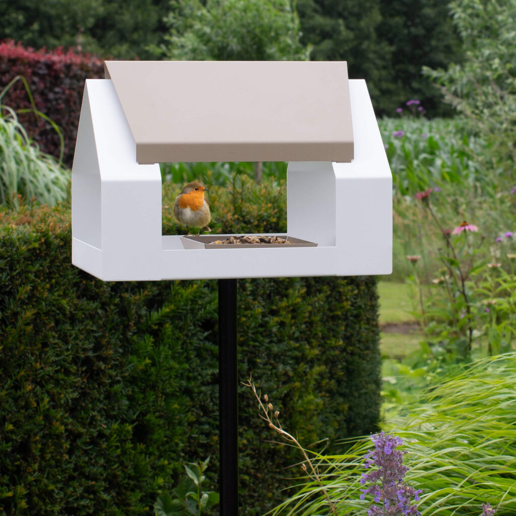Wit metalen vogelvoederhuis op poot The Barn met rustige uitstraling en minimalistisch design