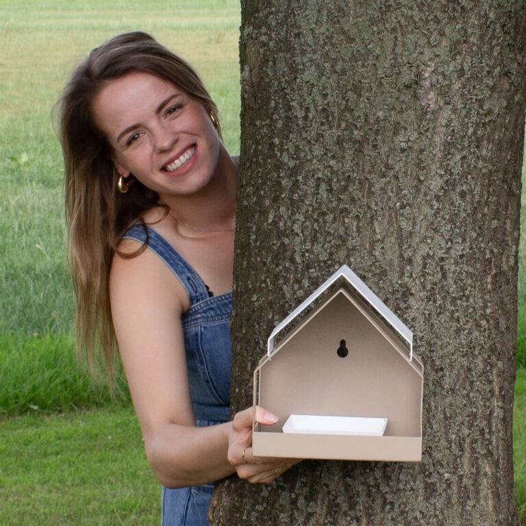 Ilse Bouwens is de ontwerpster van allerlei voederhuisjes waaronder de Barn Wall