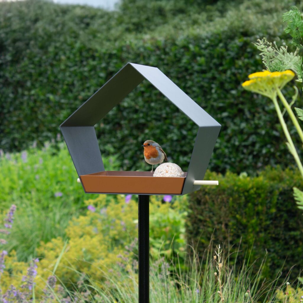 Big Diamond modern vogelvoederhuisje met donkergrijs huis en bruin uitneembaar schaaltje in groene tuin